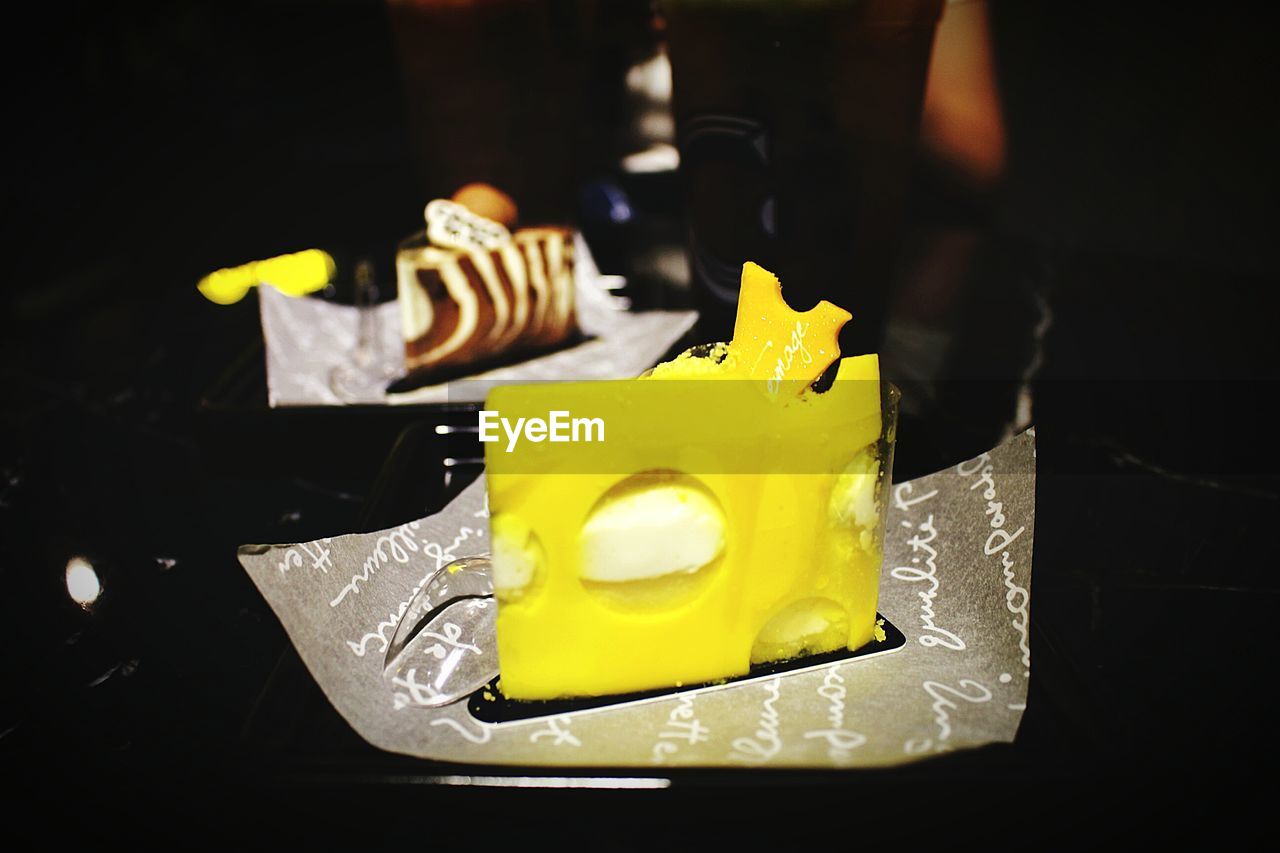 CLOSE-UP OF YELLOW BREAD IN TRAY