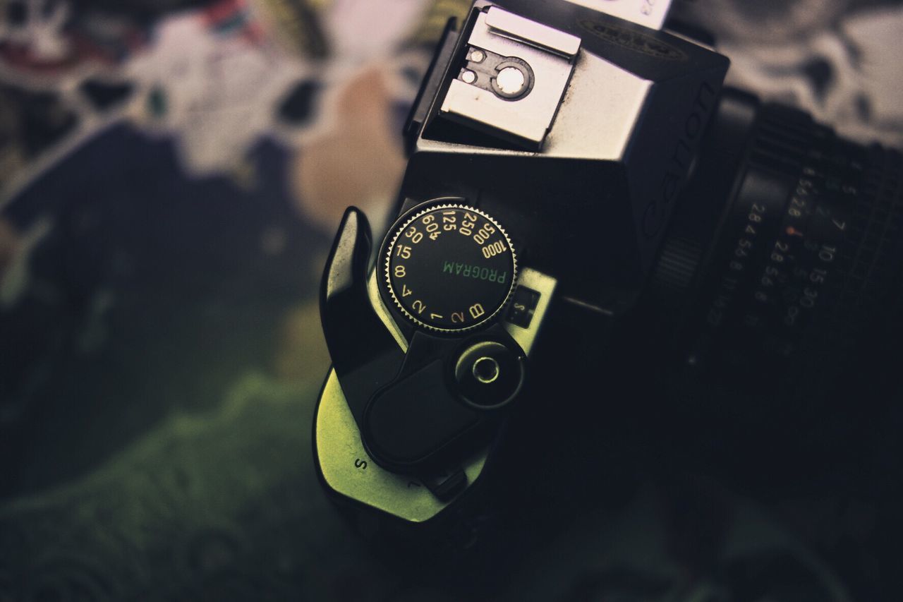 HIGH ANGLE VIEW OF CLOCK ON MIRROR