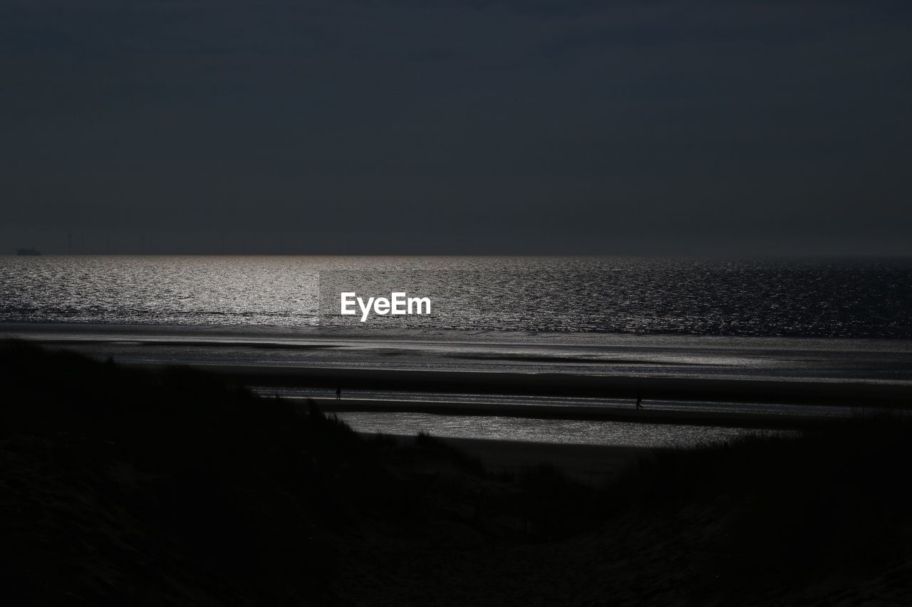 SCENIC VIEW OF SEA AGAINST CLEAR SKY DURING SUNRISE