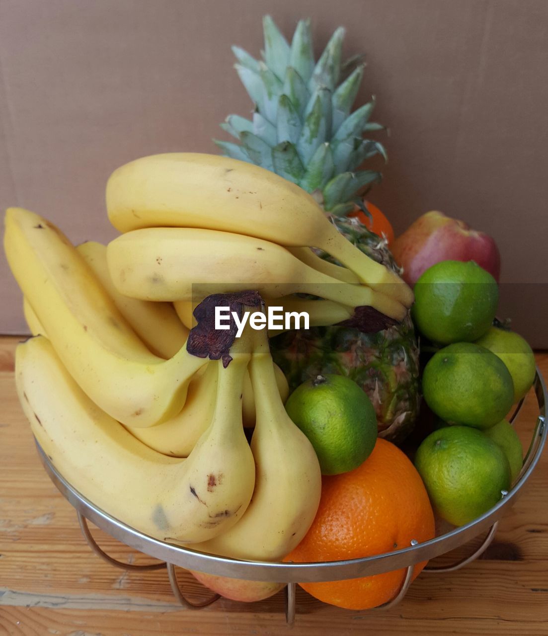 CLOSE-UP OF FRUIT IN CONTAINER