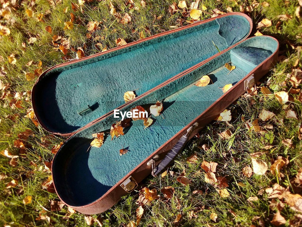 HIGH ANGLE VIEW OF PIANO IN FIELD