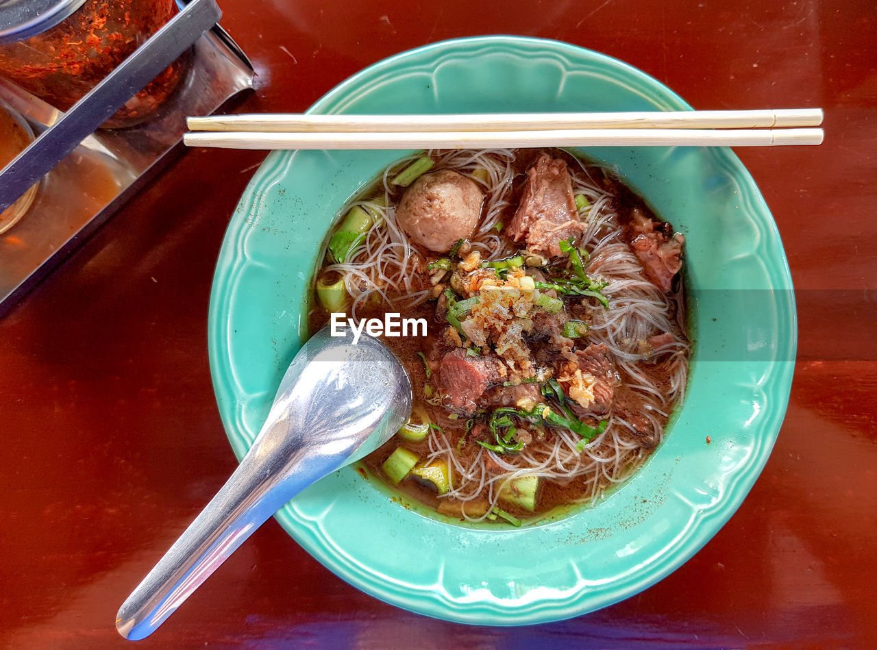 HIGH ANGLE VIEW OF FOOD IN BOWL