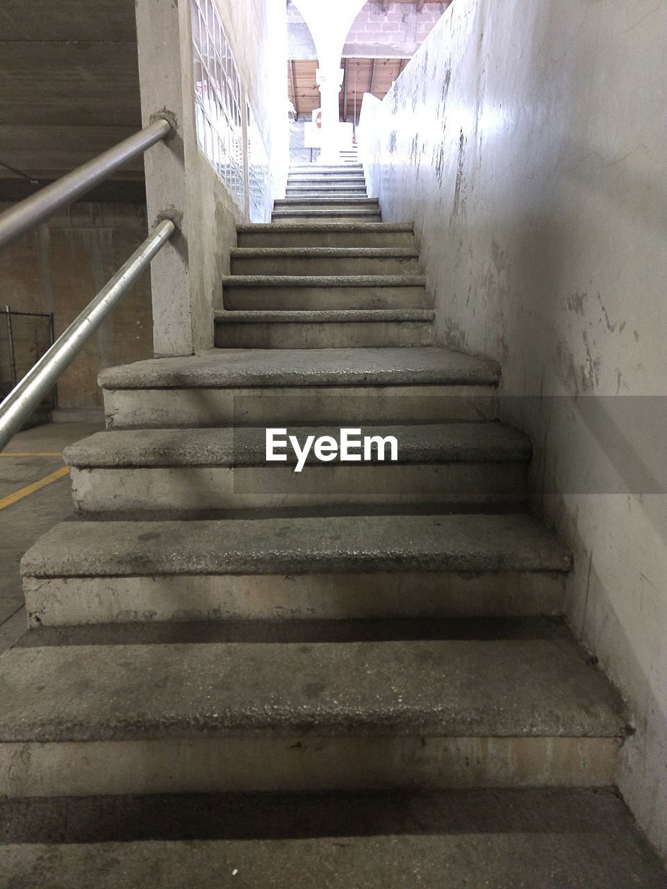 LOW ANGLE VIEW OF EMPTY STAIRCASE IN BUILDING