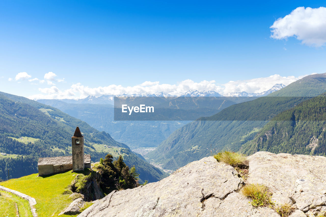 PANORAMIC VIEW OF MOUNTAINS AGAINST SKY