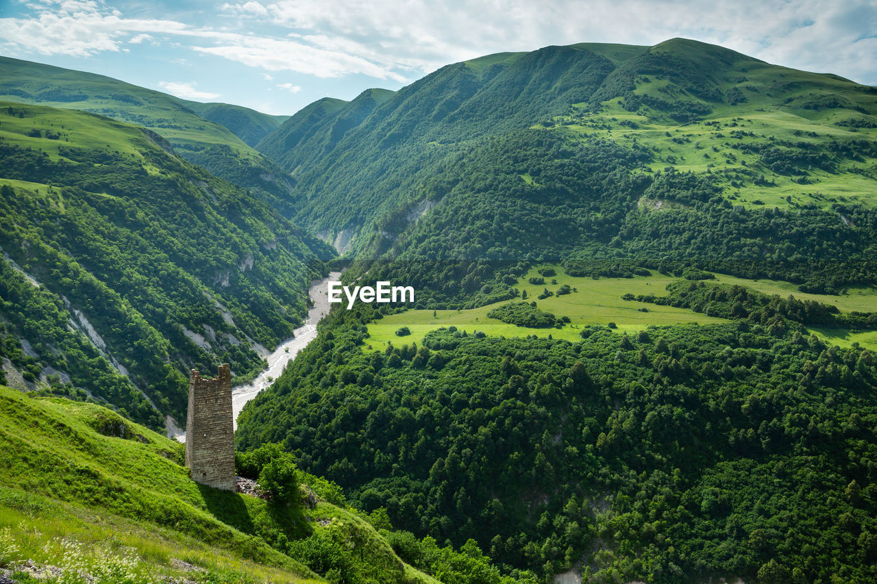 Ancient historical towers in the mountains of chechnya in the caucasus. the village of achaloy.