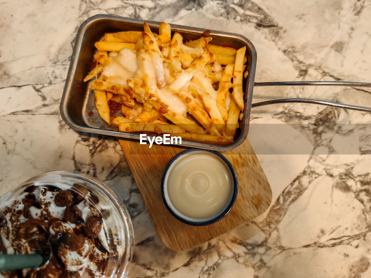 HIGH ANGLE VIEW OF FOOD IN TRAY