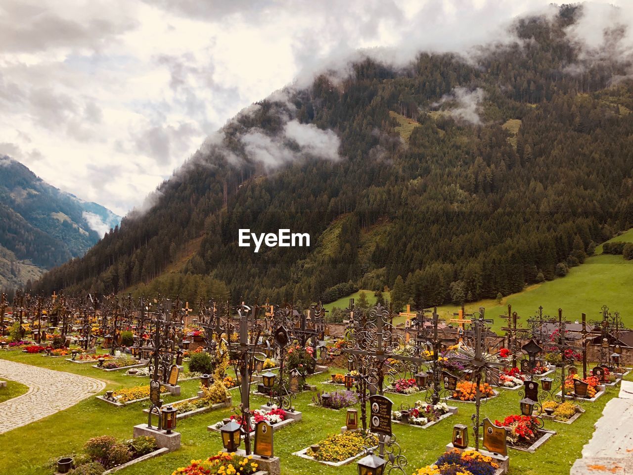 HIGH ANGLE VIEW OF CEMETERY AGAINST MOUNTAIN