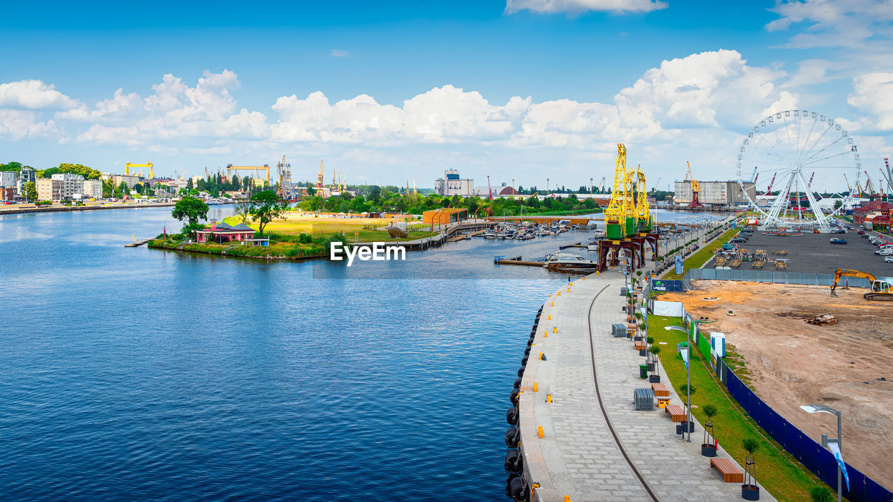 HIGH ANGLE VIEW OF RIVER AGAINST SKY