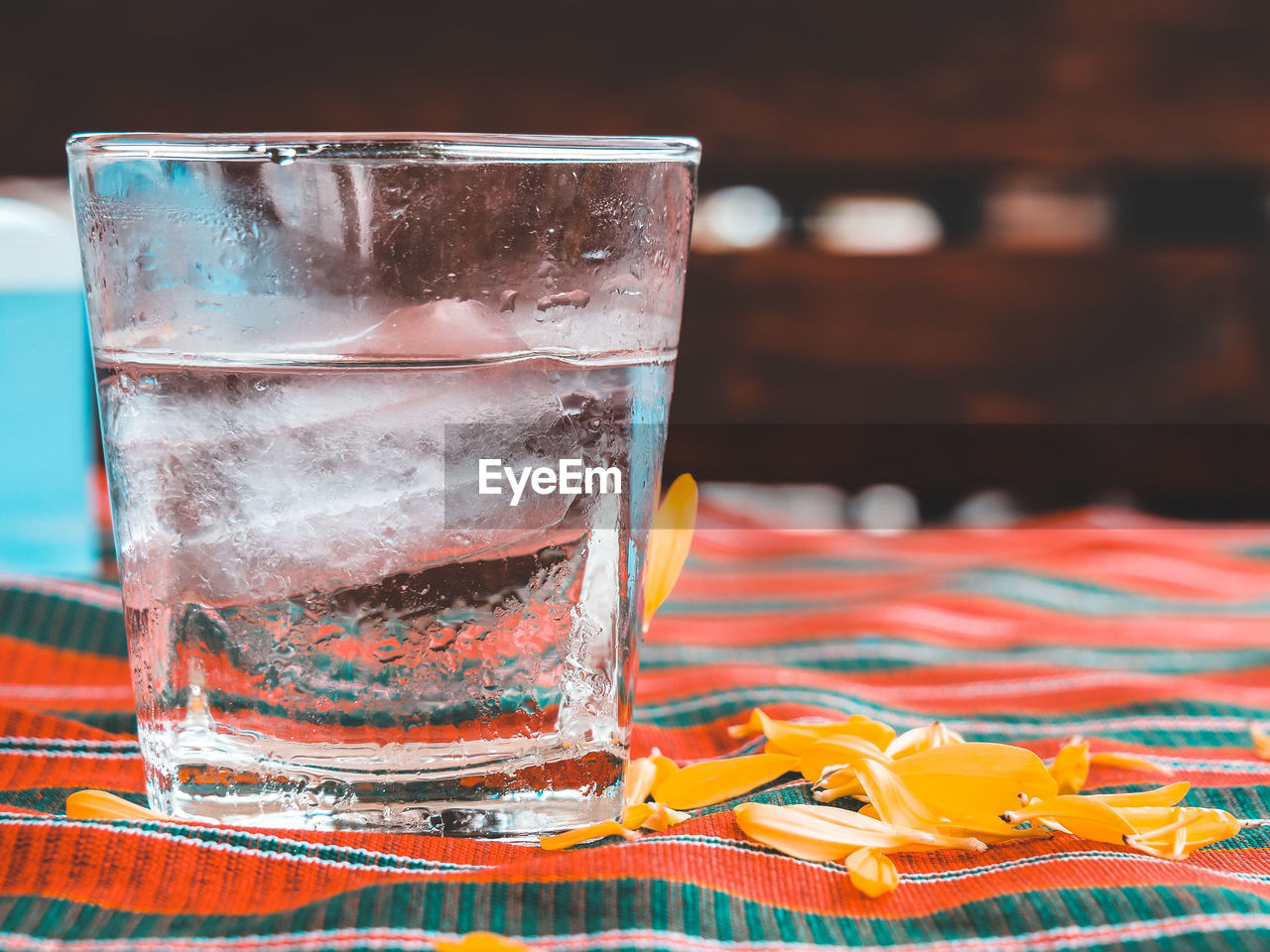 CLOSE-UP OF DRINK IN GLASS