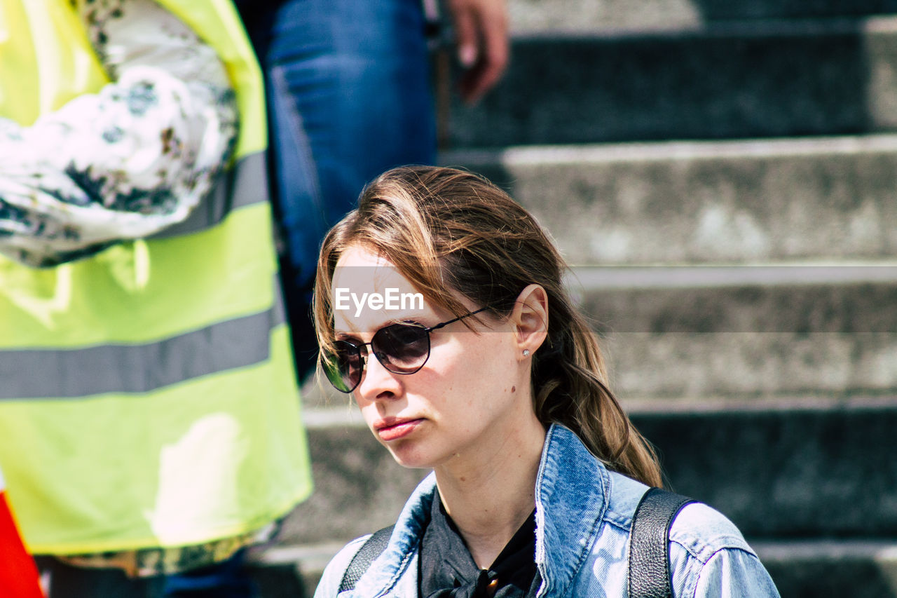 PORTRAIT OF WOMAN WITH SUNGLASSES