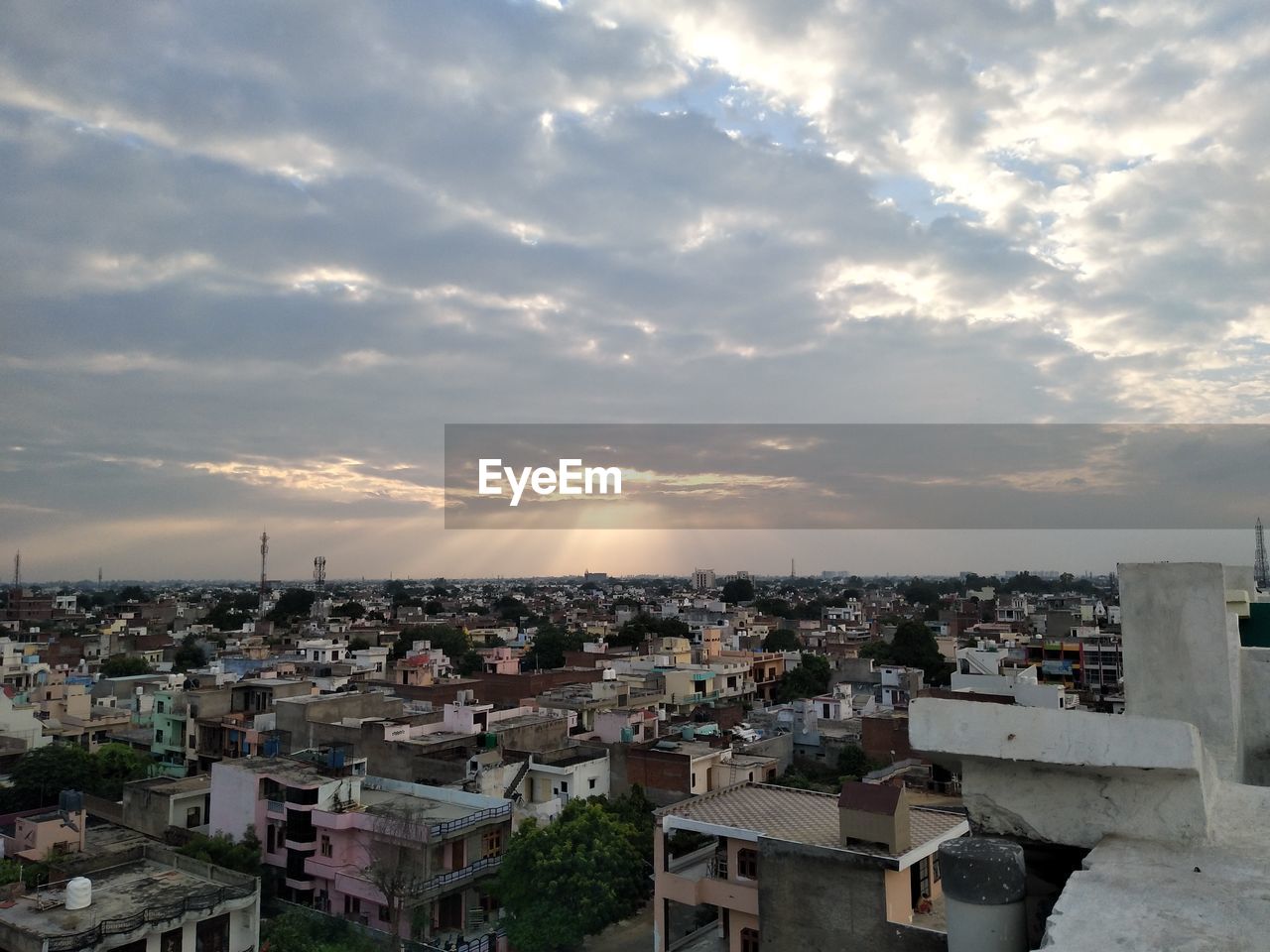 HIGH ANGLE VIEW OF TOWNSCAPE AGAINST SKY