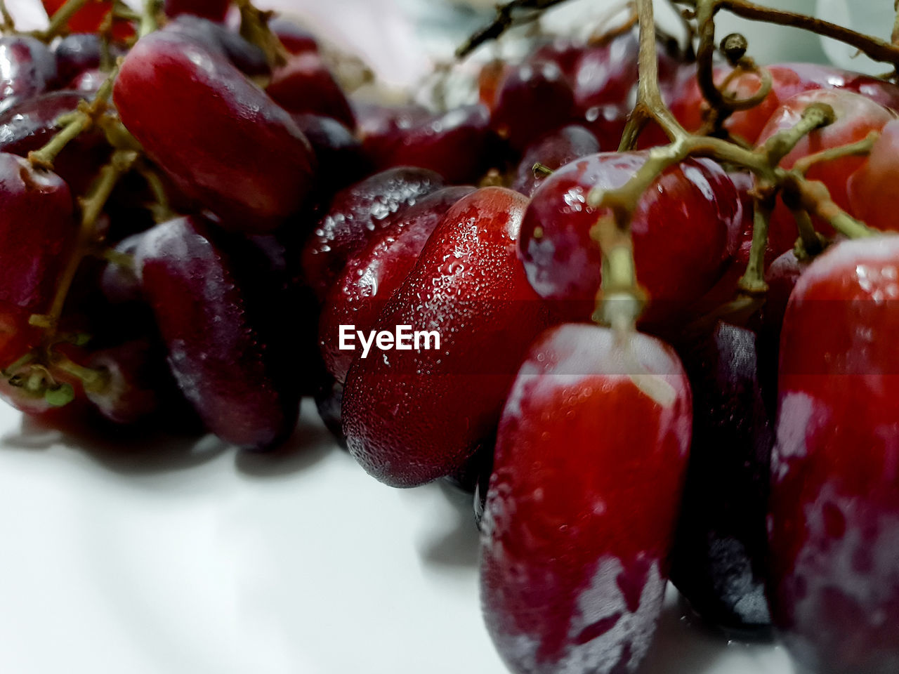 CLOSE-UP OF CHERRIES WITH STRAWBERRIES