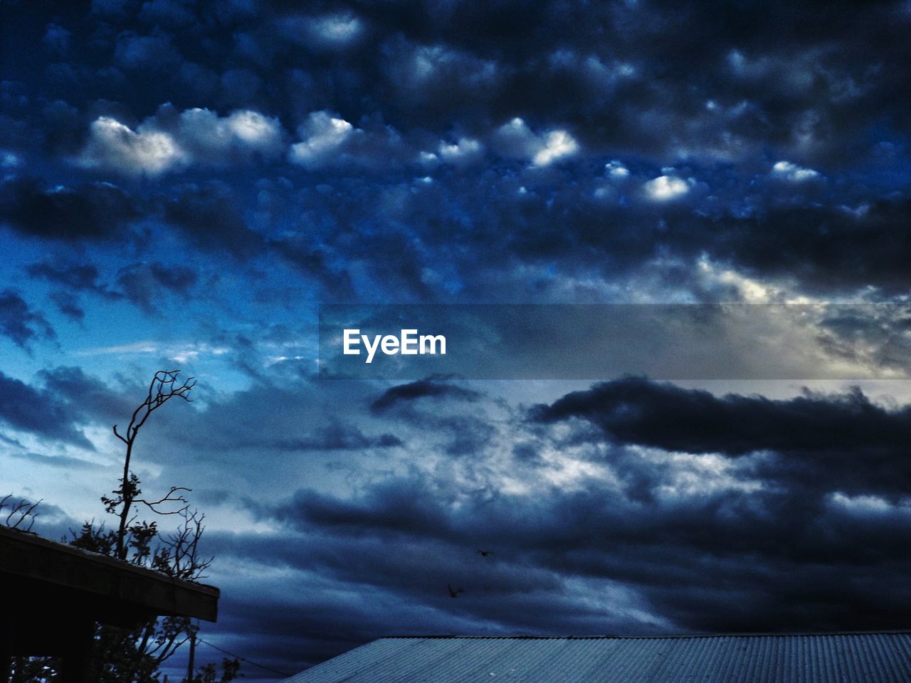 LOW ANGLE VIEW OF DRAMATIC SKY OVER CLOUDS