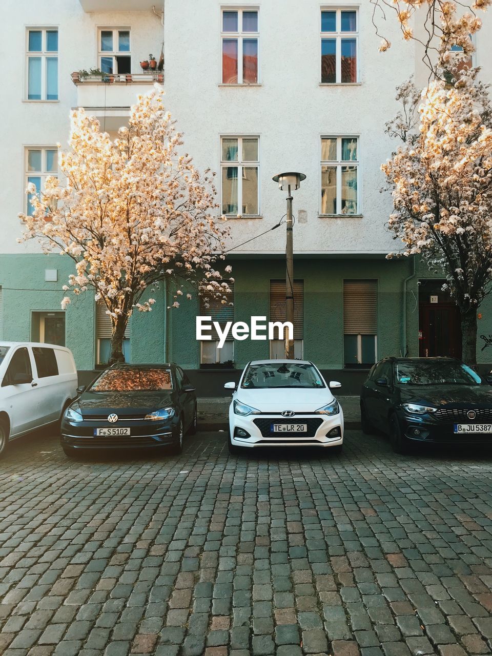 CARS ON STREET BY BUILDINGS