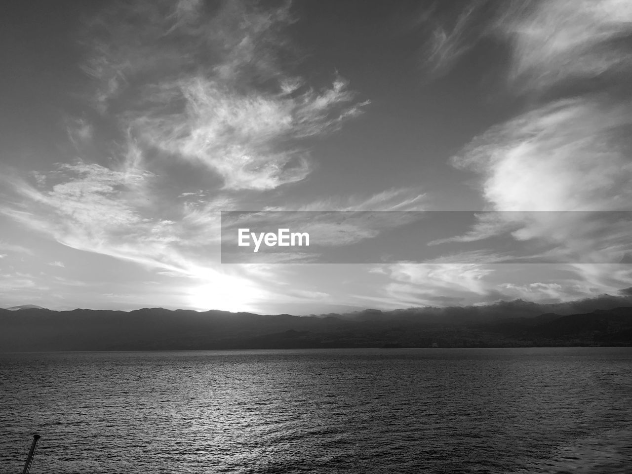 SCENIC VIEW OF SEA AND MOUNTAINS AGAINST SKY