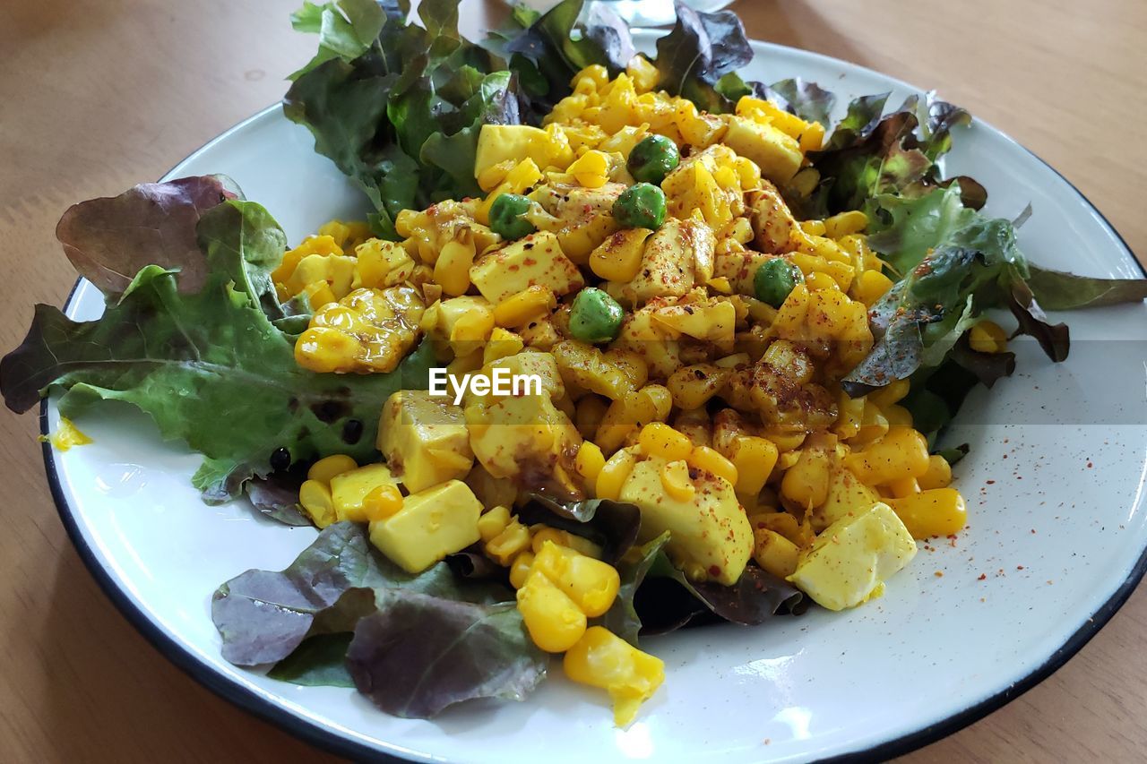 HIGH ANGLE VIEW OF BREAKFAST ON TABLE