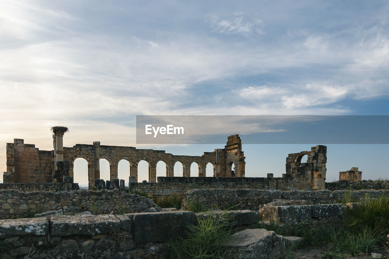 OLD RUIN BUILDING AGAINST SKY