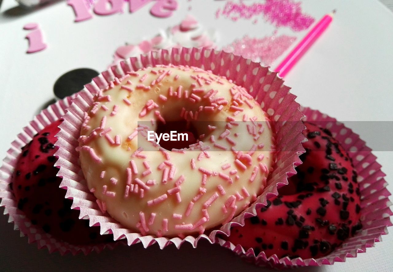 CLOSE-UP OF CUPCAKES IN PLATE