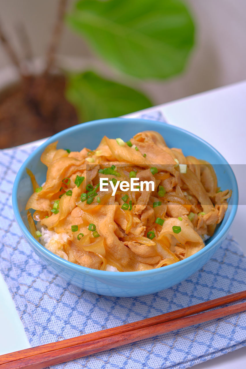 HIGH ANGLE VIEW OF FOOD IN BOWL ON TABLE