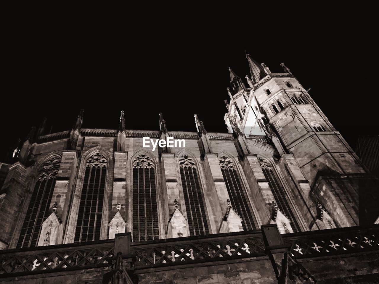 LOW ANGLE VIEW OF BUILDINGS AT NIGHT