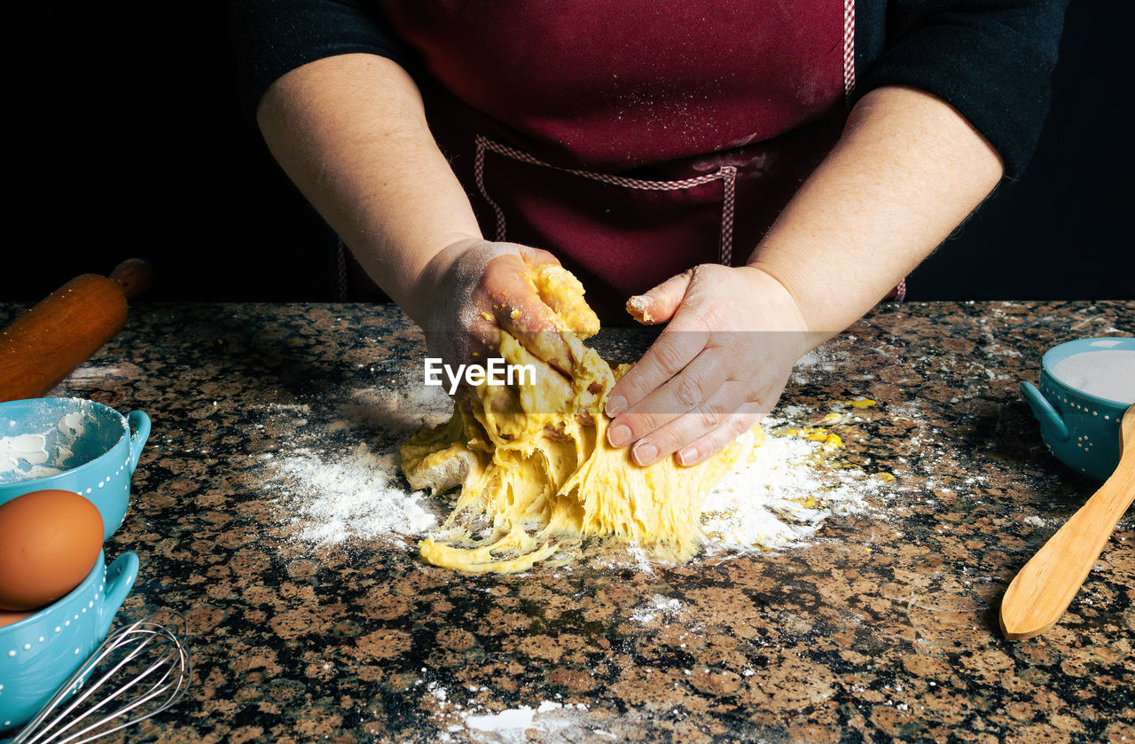 MIDSECTION OF WOMAN HAVING FOOD