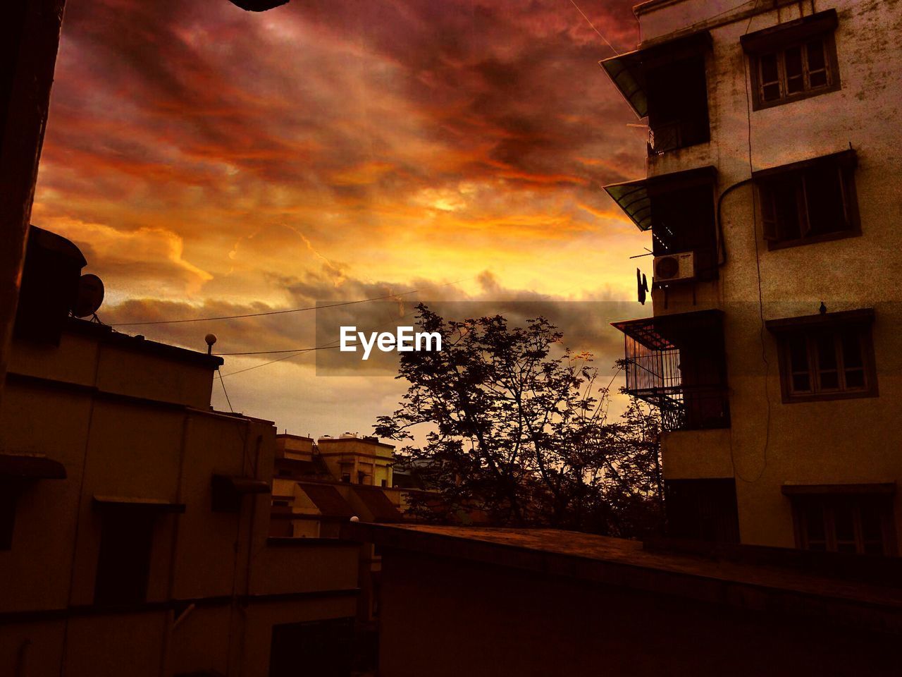 VIEW OF BUILDINGS AGAINST CLOUDY SKY