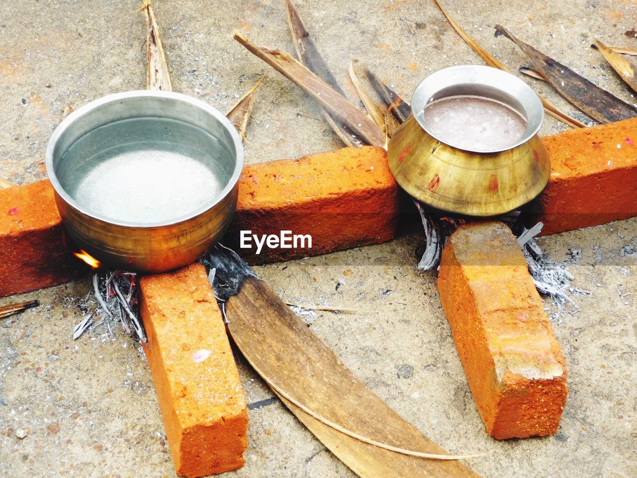 CLOSE-UP OF FOOD ON TABLE