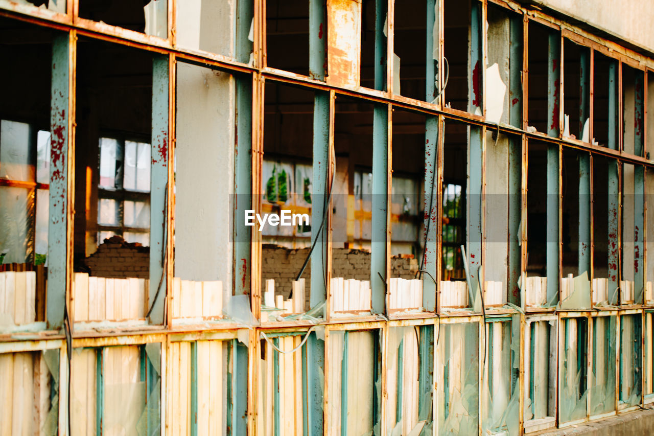 FULL FRAME SHOT OF WINDOW ON OLD BUILDING