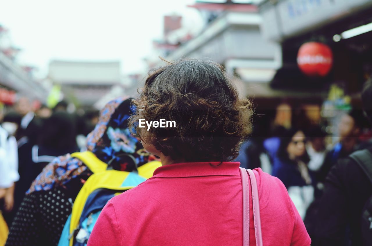 REAR VIEW OF MAN AND WOMAN IN A CITY