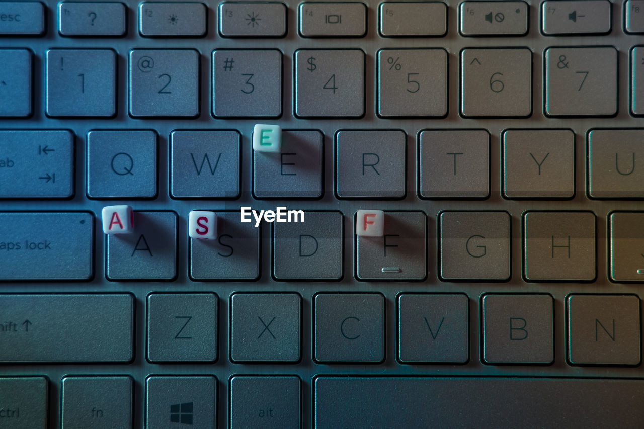 FULL FRAME SHOT OF LAPTOP KEYBOARD