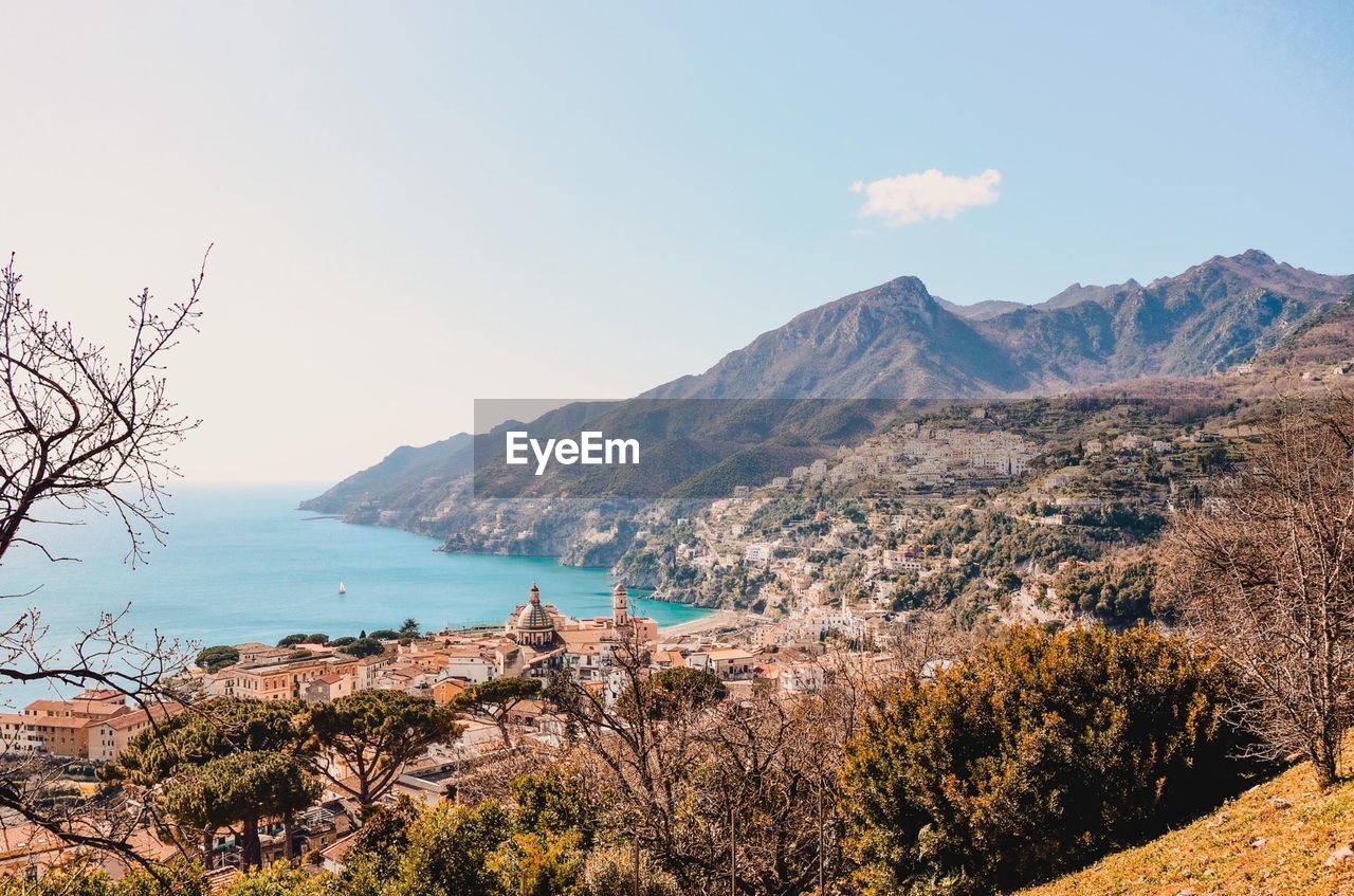 SCENIC VIEW OF SEA BY MOUNTAINS AGAINST SKY