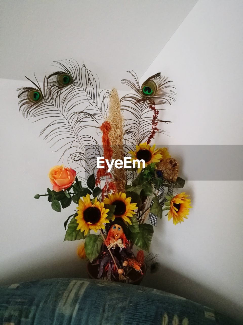 CLOSE-UP OF FLOWER VASE AT HOME