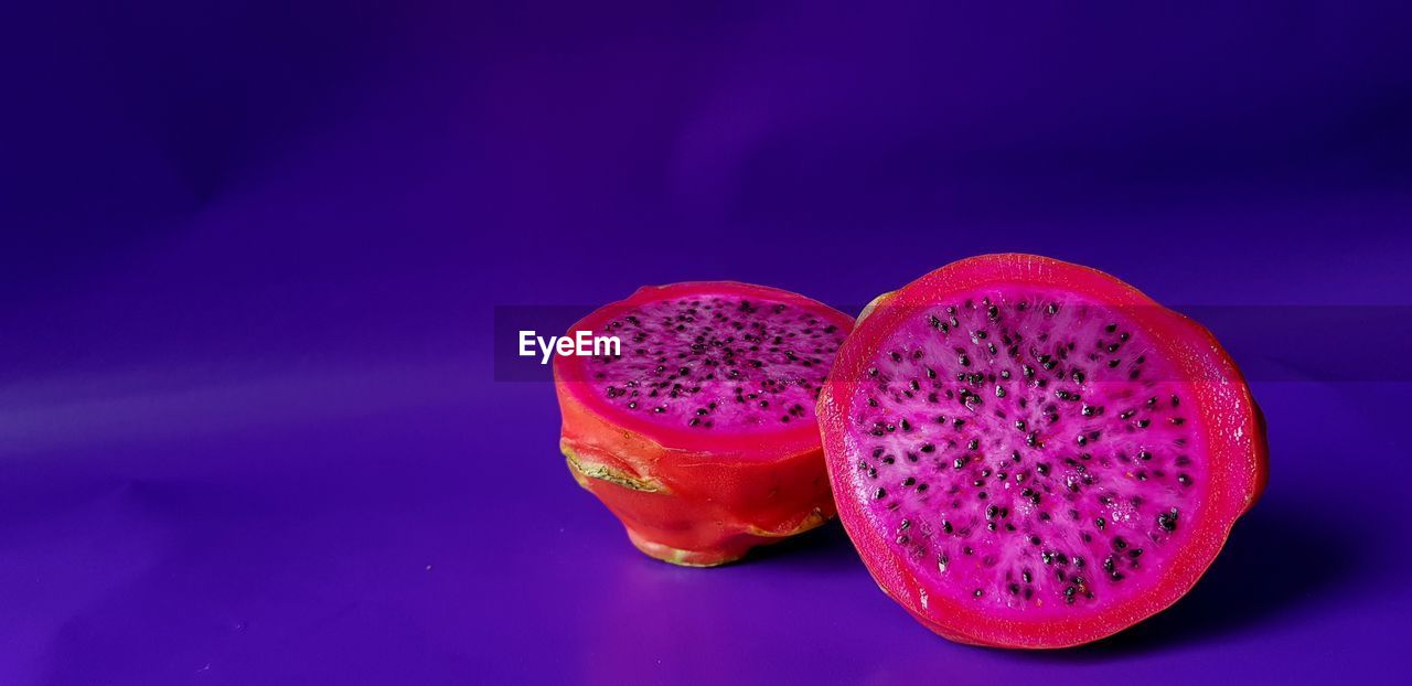 CLOSE-UP OF FRUIT ON GLASS