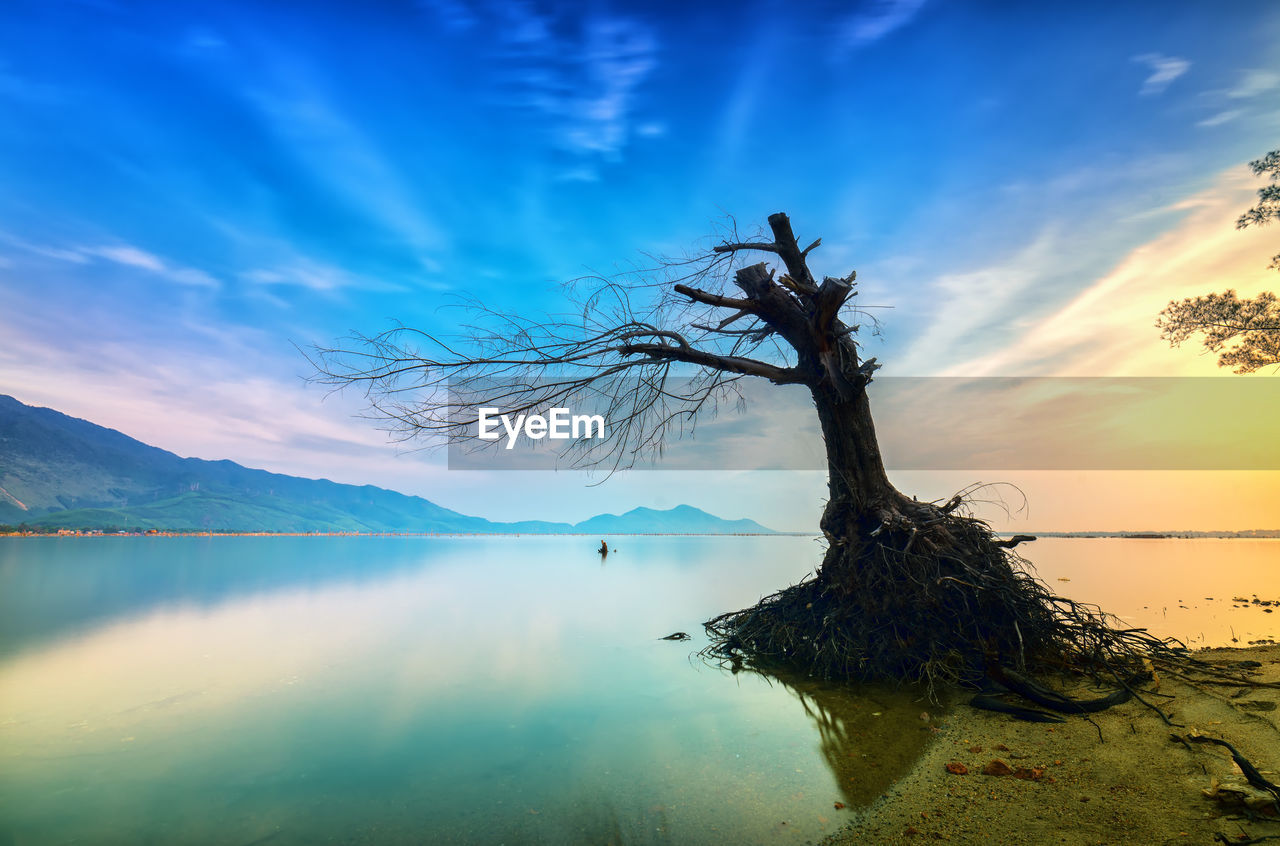 SCENIC VIEW OF LAKE AGAINST SUNSET SKY