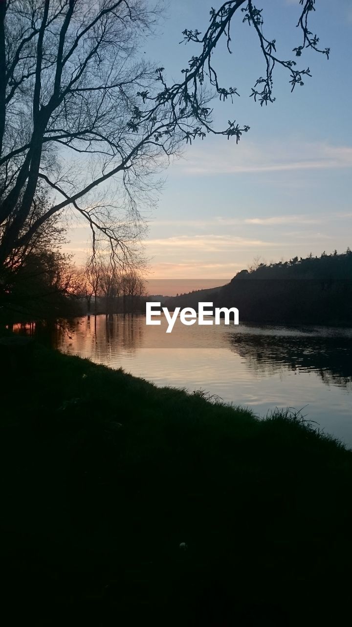 SCENIC VIEW OF LAKE AGAINST SUNSET SKY