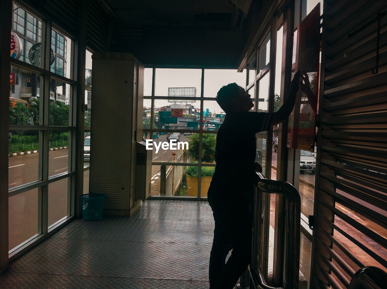 SIDE VIEW OF SILHOUETTE MAN STANDING IN BUILDING