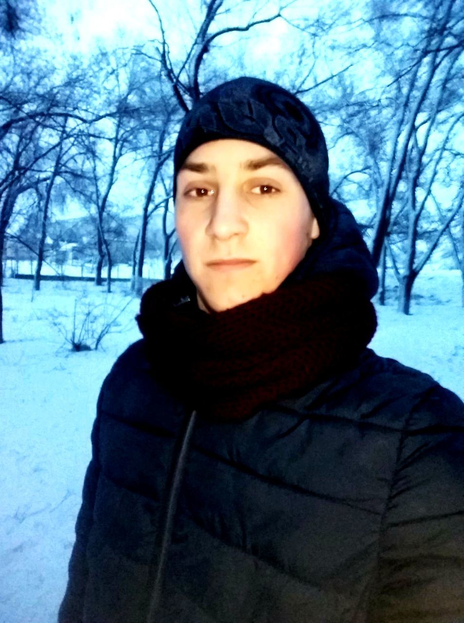 CLOSE-UP PORTRAIT OF WOMAN IN SNOW