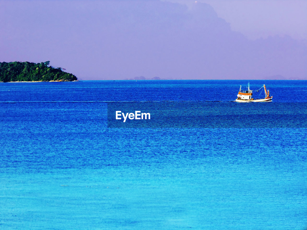 SCENIC VIEW OF SEASCAPE AGAINST SKY