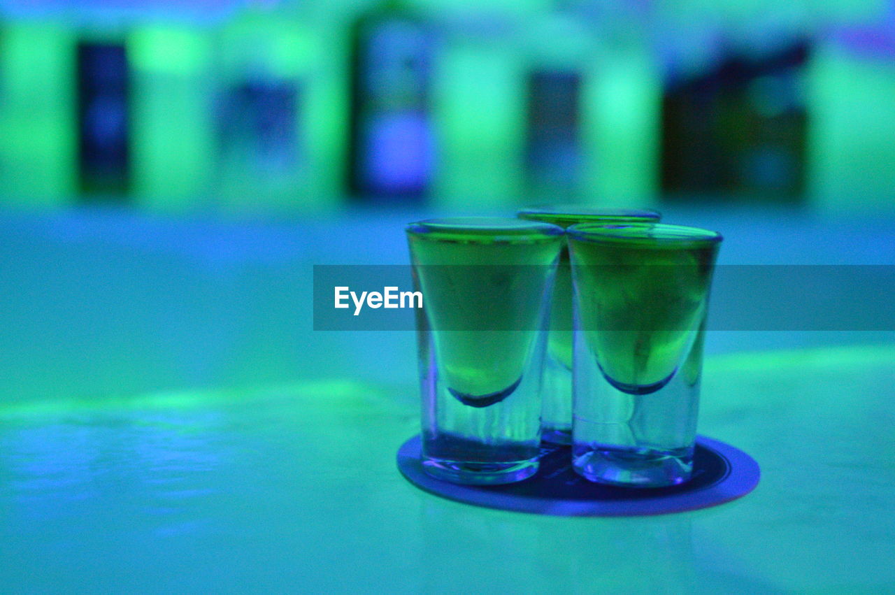 CLOSE-UP OF WATER IN DRINKING GLASS