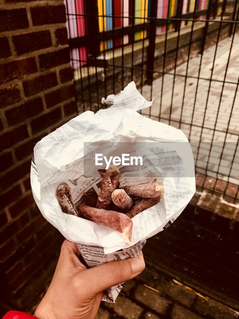 HIGH ANGLE VIEW OF HAND HOLDING ICE CREAM