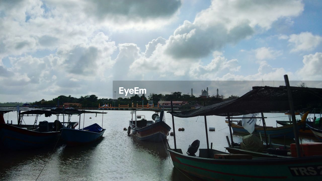 PANORAMIC VIEW OF BOATS IN HARBOR