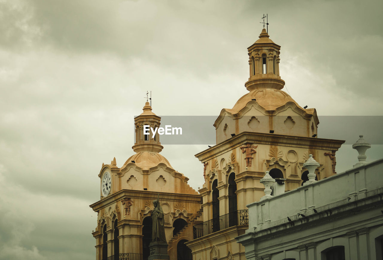 LOW ANGLE VIEW OF CATHEDRAL AGAINST SKY