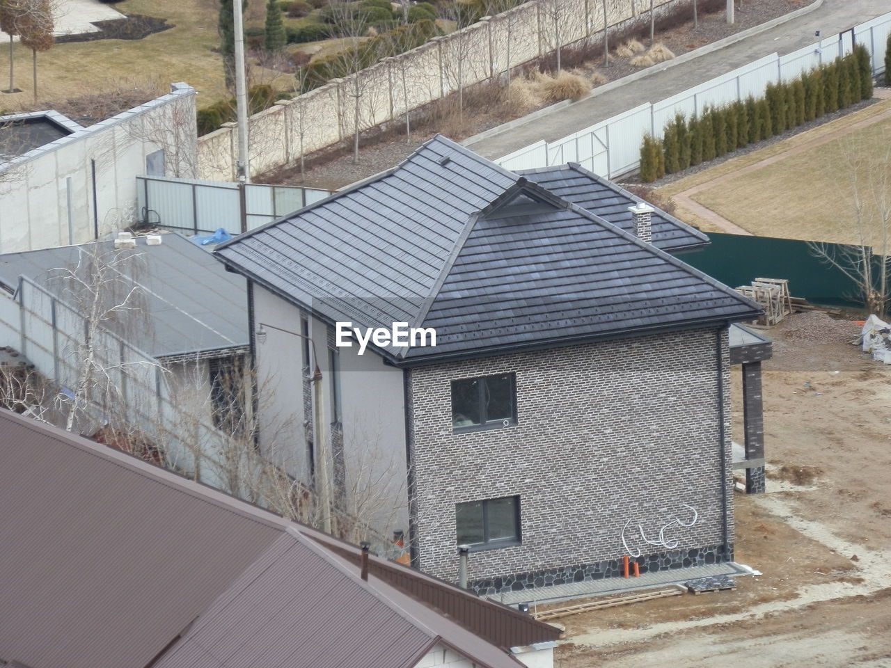 architecture, roof, built structure, building exterior, outdoor structure, building, high angle view, day, no people, house, facade, outdoors, residential district, nature