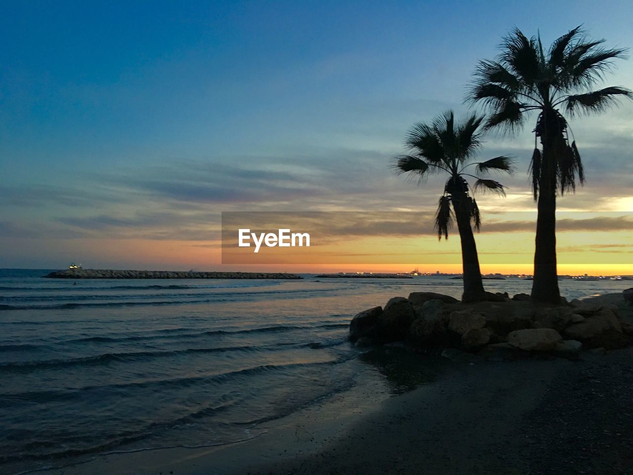 SCENIC VIEW OF SEA AT SUNSET