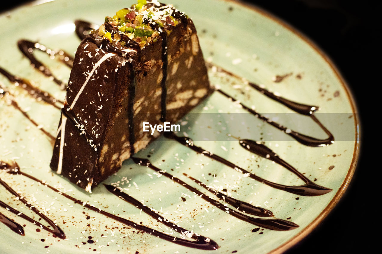CLOSE-UP OF CHOCOLATE CAKE