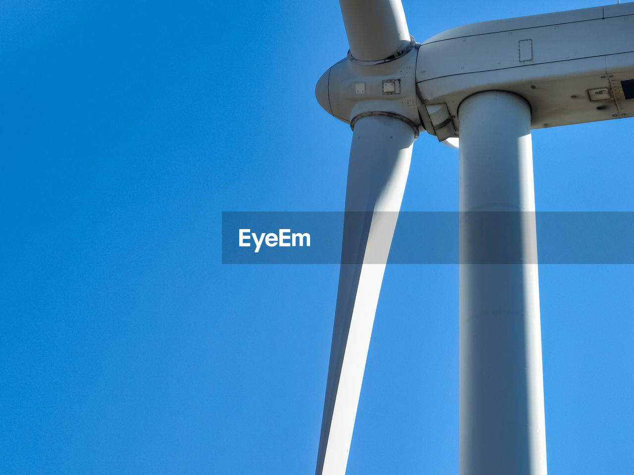 wind turbine, blue, sky, clear sky, low angle view, windmill, wind, no people, nature, power generation, machine, copy space, mast, day, technology, turbine, renewable energy, environment, environmental conservation, sunny, outdoors, architecture, alternative energy, built structure, metal, industry