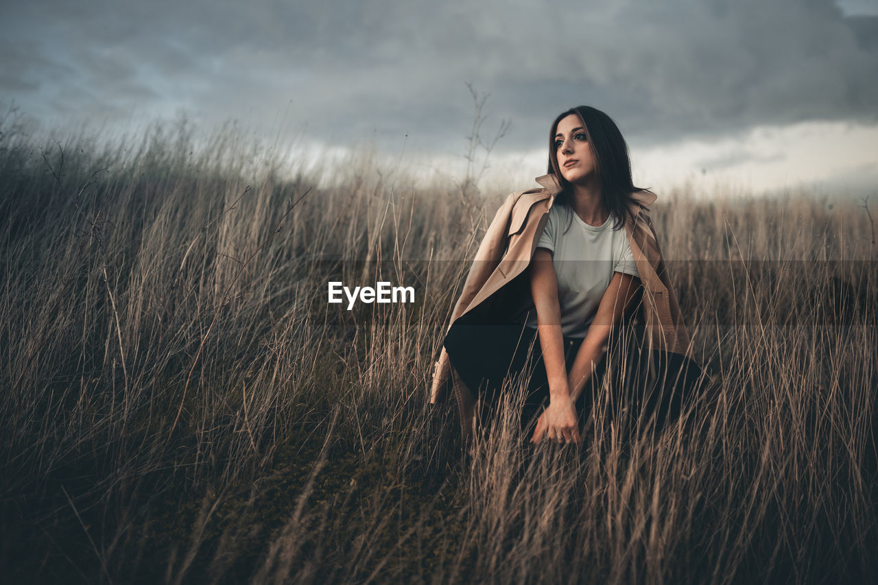 PORTRAIT OF A BEAUTIFUL YOUNG WOMAN IN THE FIELD