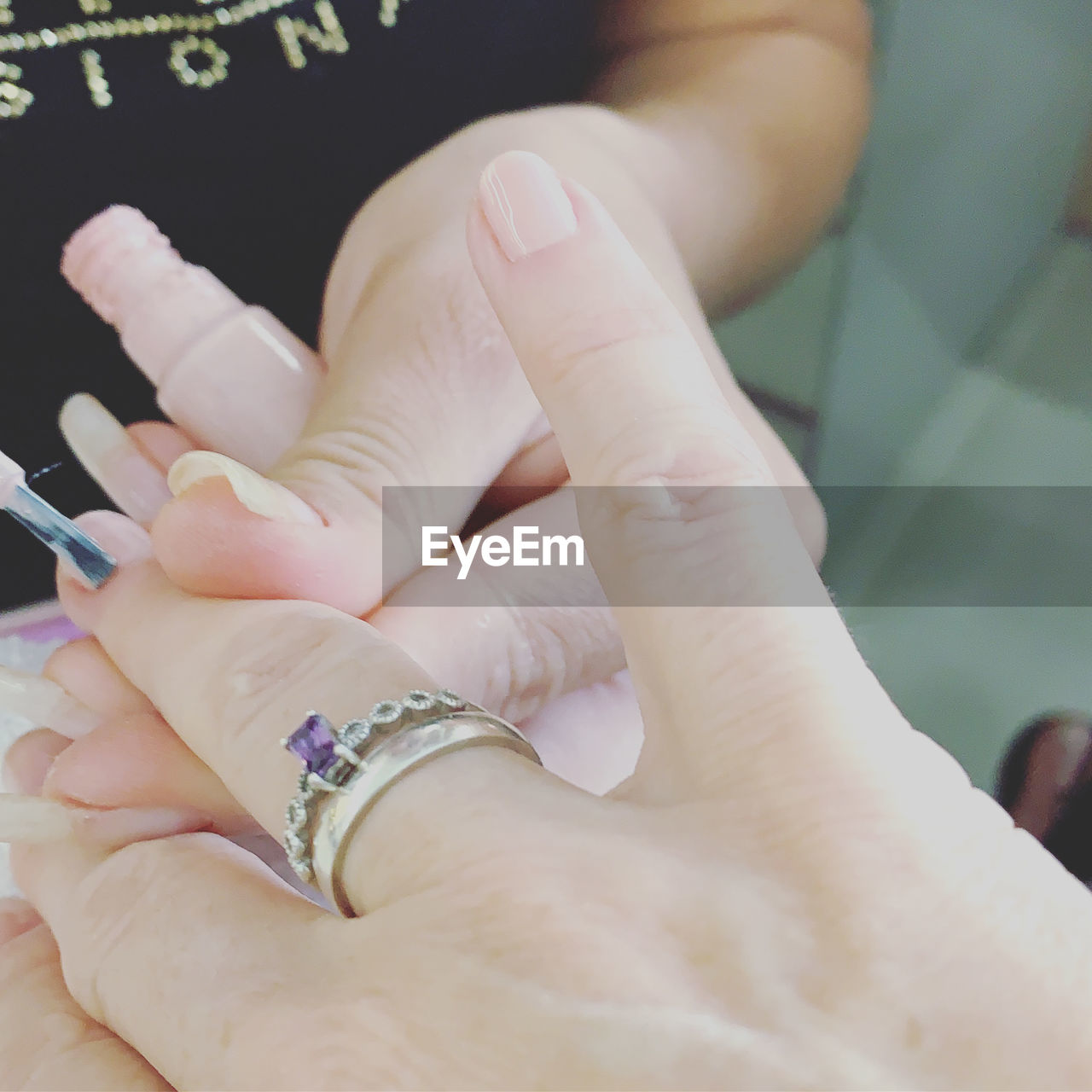 CLOSE-UP OF WOMAN HAND HOLDING BABY