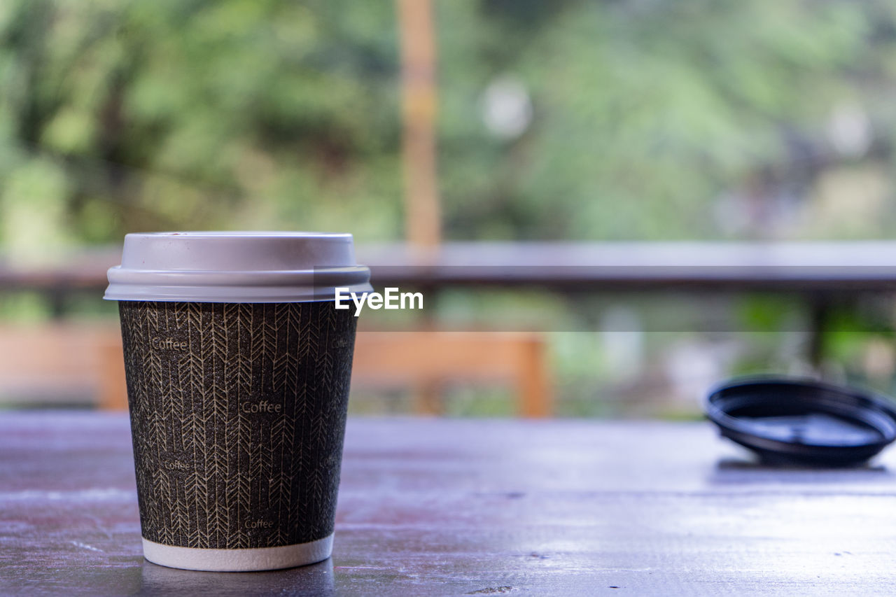 CLOSE-UP OF COFFEE IN CUP ON TABLE