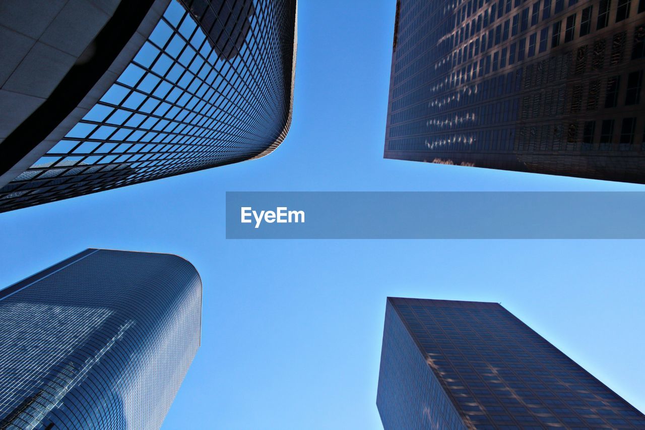 LOW ANGLE VIEW OF TALL BUILDING AGAINST CLEAR SKY